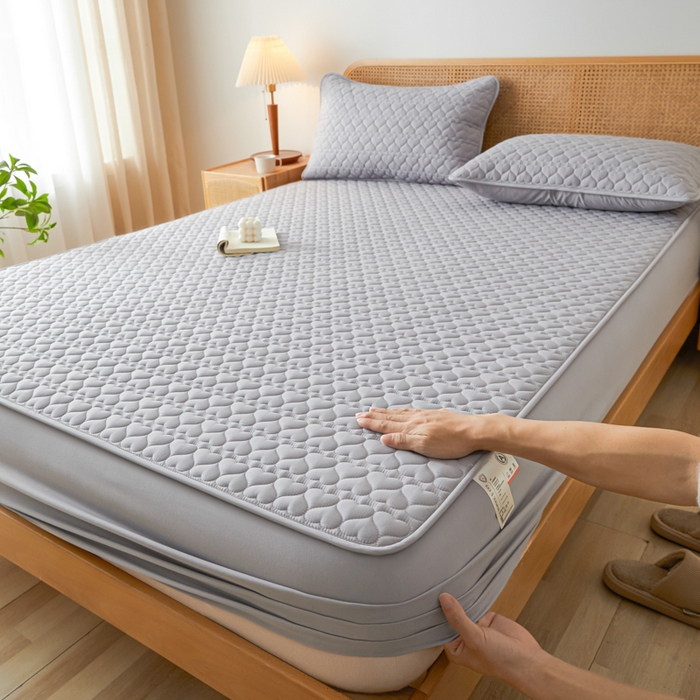 91家纺网 家纺一手货源 找家纺 芬晴家纺 2025新款A类母婴级大豆防水夹棉床笠系列-约定-心动-繁花 心动-星灰