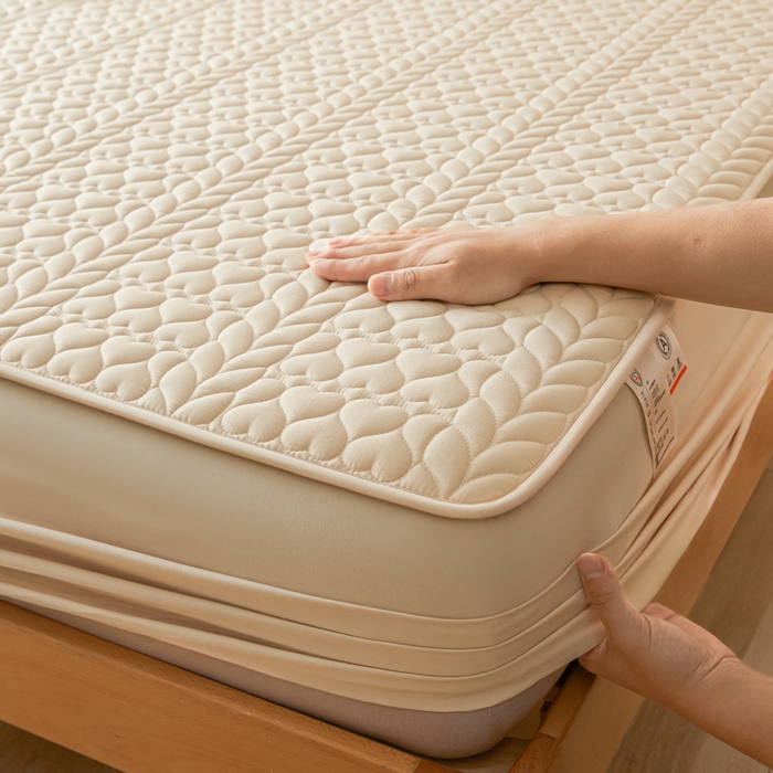 91家纺网 家纺一手货源 找家纺 芬晴家纺 2025新款A类母婴级大豆防水夹棉床笠系列-约定-心动-繁花 约定-卡其