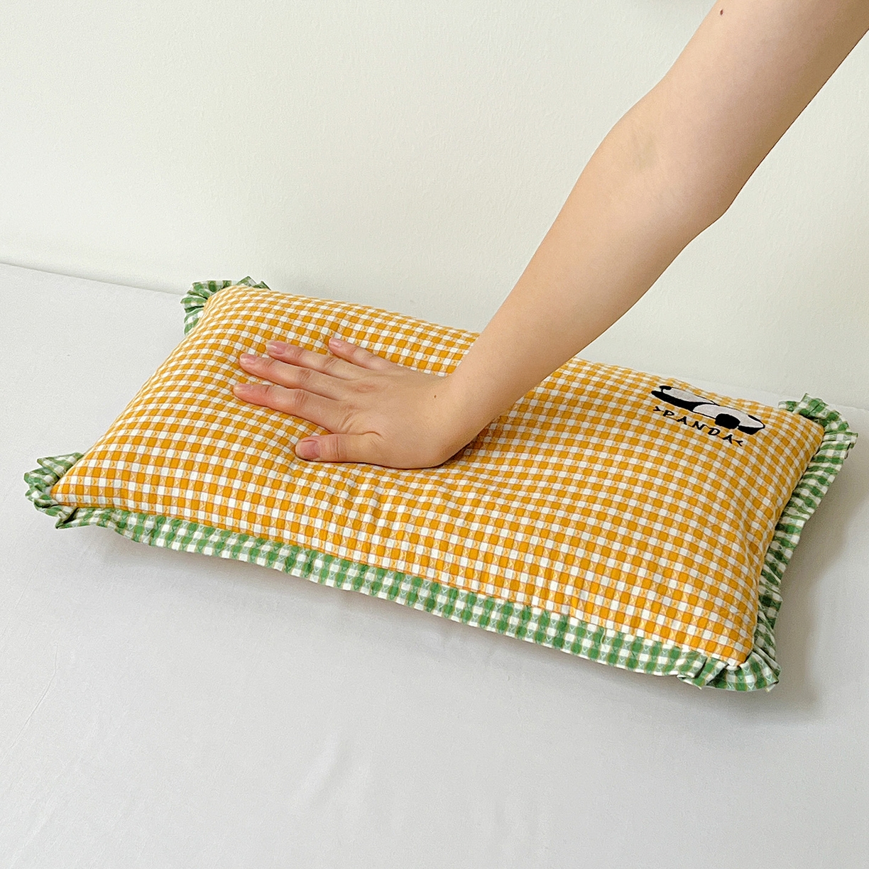 91家纺网 家纺一手货源 找家纺 梦莱家纺 2025春夏新款全棉双拼刺绣荞麦壳枕头pp棉枕芯 小熊猫-橙黄色 35x55cm枕套加荞麦壳内芯