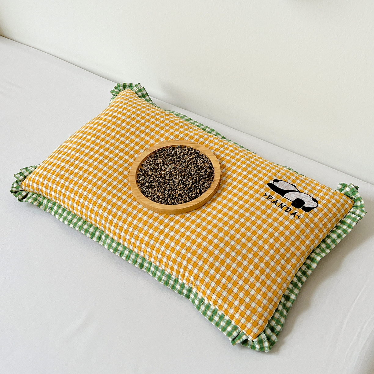 91家纺网 家纺一手货源 找家纺 梦莱家纺 2025春夏新款全棉双拼刺绣荞麦壳枕头pp棉枕芯 小熊猫-橙黄色 35x55cm枕套加荞麦壳内芯