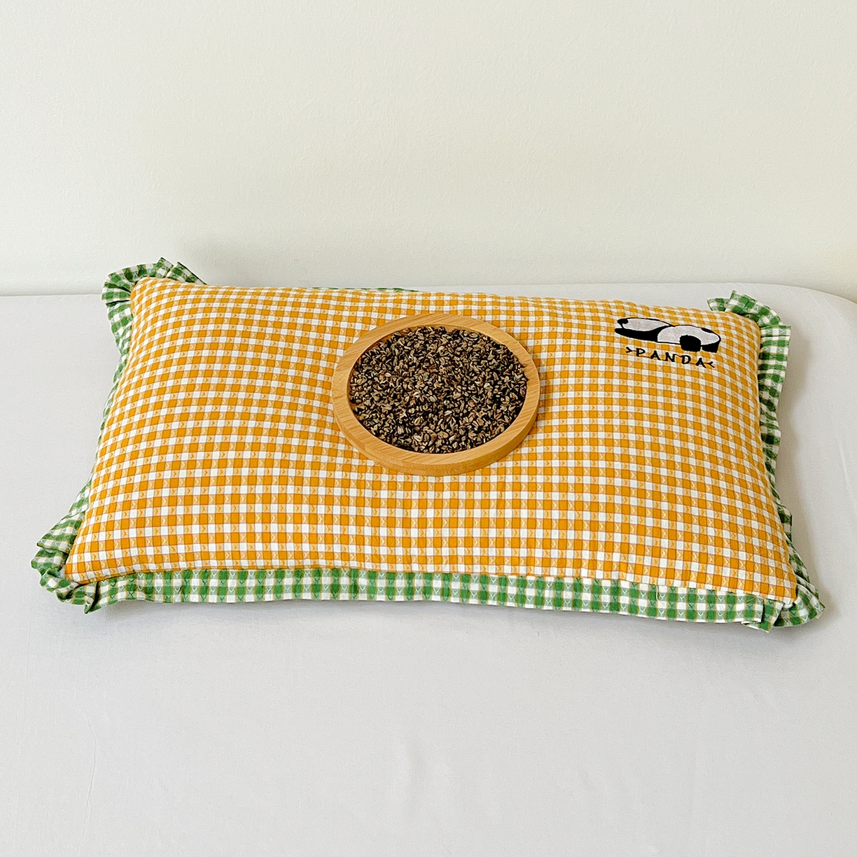 91家纺网 家纺一手货源 找家纺 梦莱家纺 2025春夏新款全棉双拼刺绣荞麦壳枕头pp棉枕芯 小熊猫-橙黄色 35x55cm枕套加荞麦壳内芯