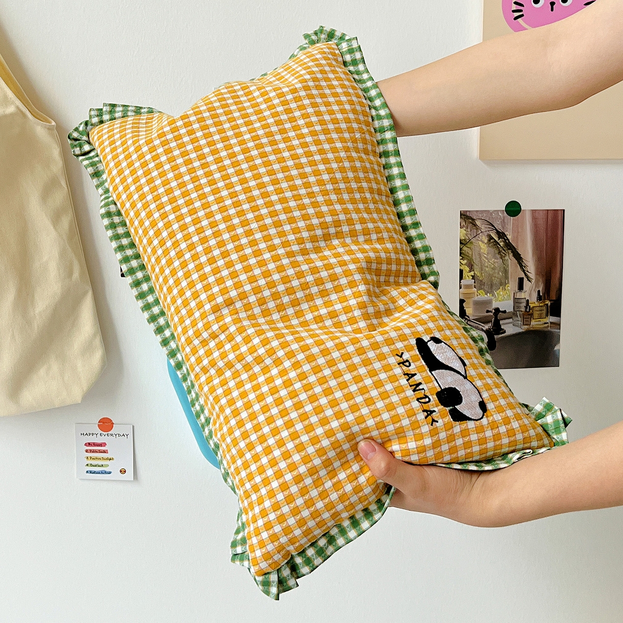 91家纺网 家纺一手货源 找家纺 梦莱家纺 2025春夏新款全棉双拼刺绣荞麦壳枕头pp棉枕芯 小熊猫-橙黄色 35x55cm枕套加荞麦壳内芯