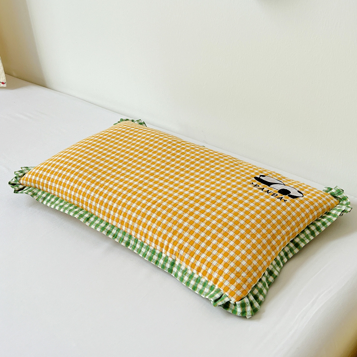 91家纺网 家纺一手货源 找家纺 梦莱家纺 2025春夏新款全棉双拼刺绣荞麦壳枕头pp棉枕芯 小熊猫-橙黄色 35x55cm枕套加羽丝棉内芯