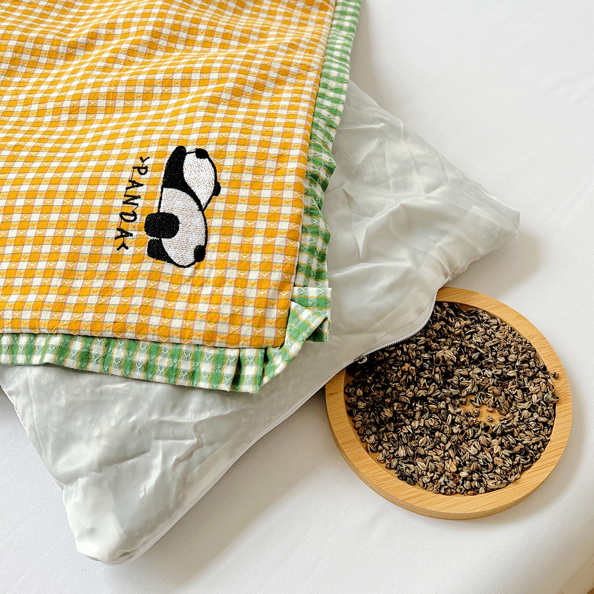 91家纺网 家纺一手货源 找家纺 梦莱家纺 2025春夏新款全棉双拼刺绣荞麦壳枕头pp棉枕芯 小熊猫-橙黄色 35x55cm枕套加羽丝棉内芯