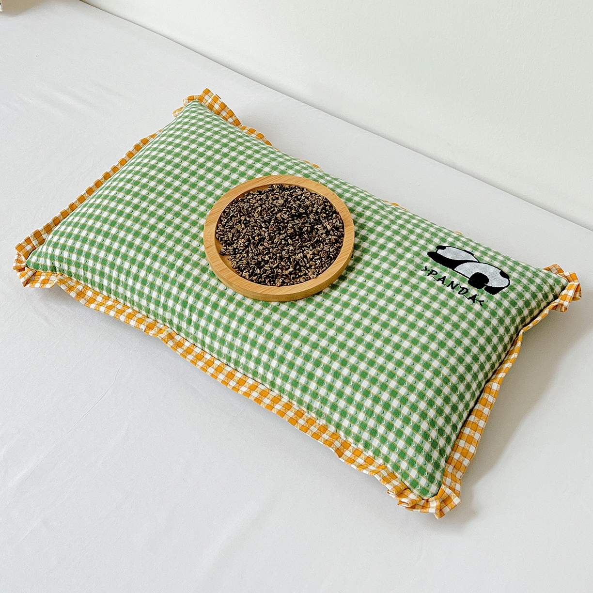 91家纺网 家纺一手货源 找家纺 梦莱家纺 2025春夏新款全棉双拼刺绣荞麦壳枕头pp棉枕芯 小熊猫-香草绿 35x55cm枕套加荞麦壳内芯