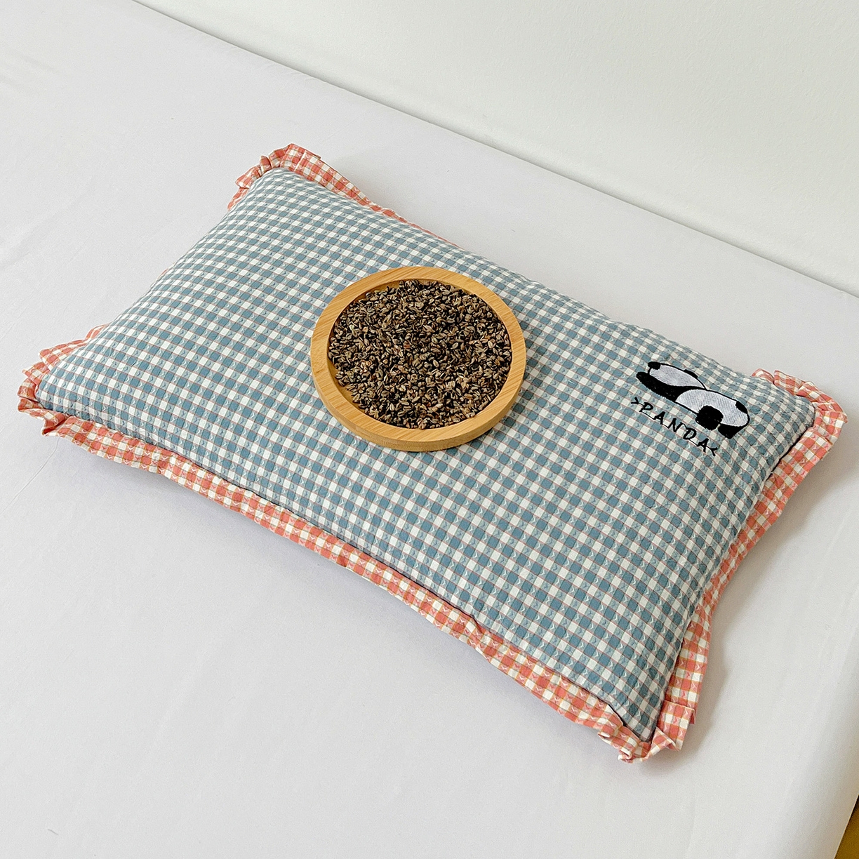 91家纺网 家纺一手货源 找家纺 梦莱家纺 2025春夏新款全棉双拼刺绣荞麦壳枕头pp棉枕芯 小熊猫-海蓝色 35x55cm枕套加羽丝棉内芯