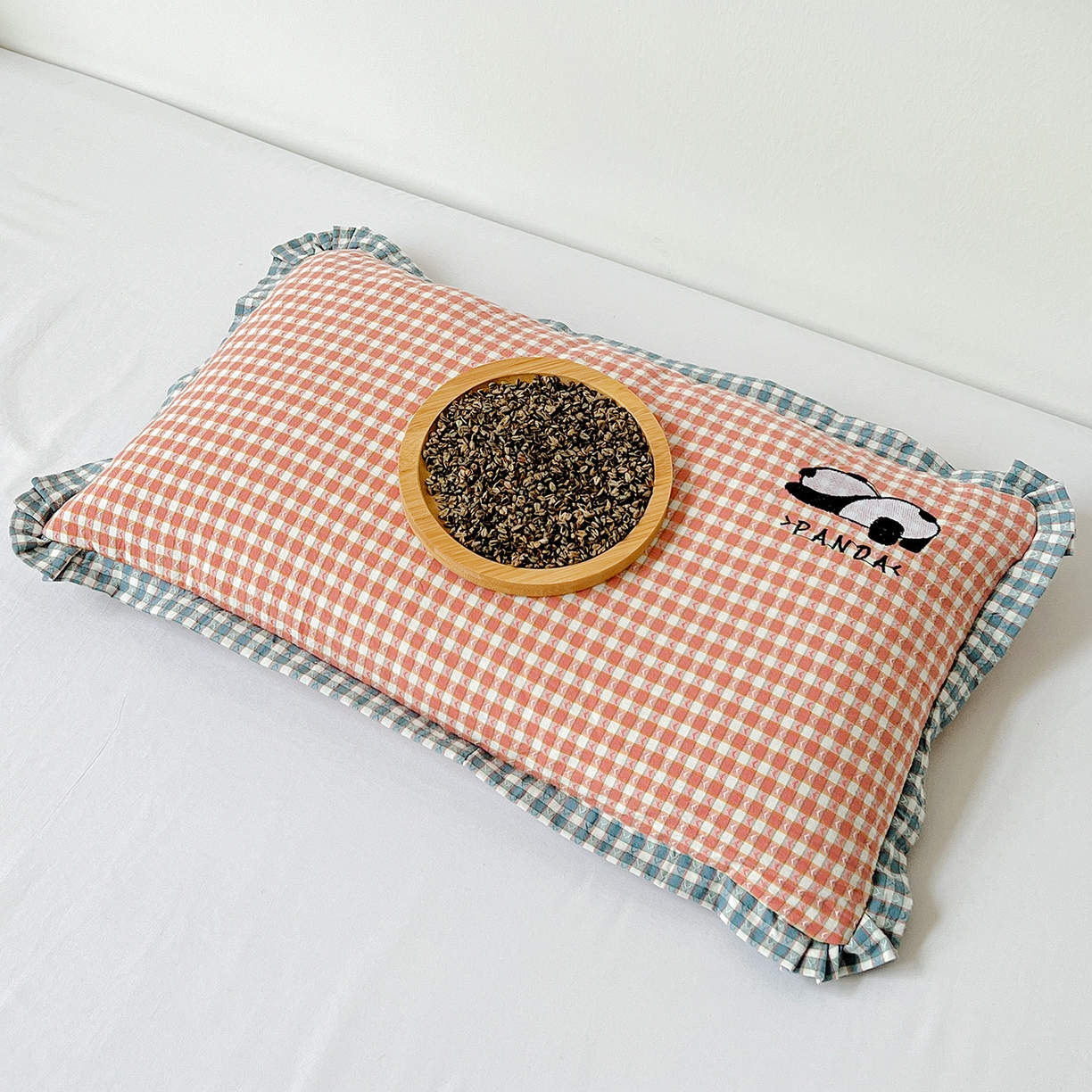 91家纺网 家纺一手货源 找家纺 梦莱家纺 2025春夏新款全棉双拼刺绣荞麦壳枕头pp棉枕芯 小熊猫-可爱粉 35x55cm枕套加荞麦壳内芯