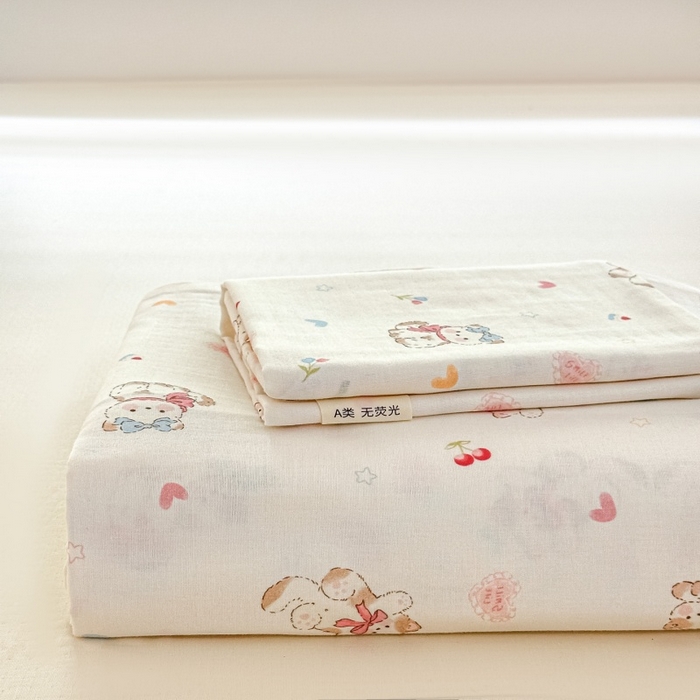 91家纺网 家纺一手货源 找家纺 芙绣家纺 2025新款A类全棉双层纱小清新印花单被套学生单被套单枕套 假日甜心猫-米白