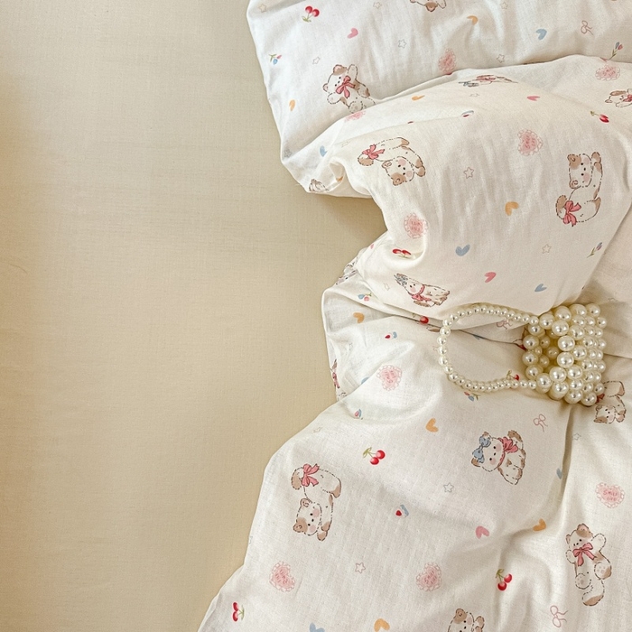 91家纺网 家纺一手货源 找家纺 芙绣家纺 2025新款A类全棉双层纱小清新印花单被套学生单被套单枕套 假日甜心猫-米白