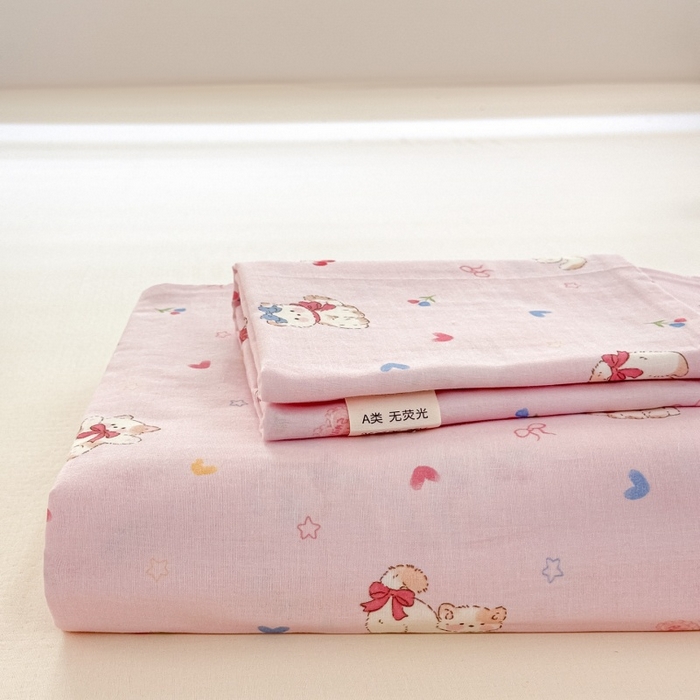 91家纺网 家纺一手货源 找家纺 芙绣家纺 2025新款A类全棉双层纱小清新印花单被套学生单被套单枕套 假日甜心猫-粉色
