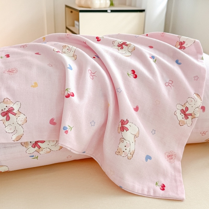 91家纺网 家纺一手货源 找家纺 芙绣家纺 2025新款A类全棉双层纱小清新印花单被套学生单被套单枕套 假日甜心猫-粉色