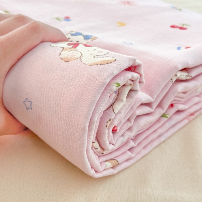 91家纺网 家纺一手货源 找家纺 芙绣家纺 2025新款A类全棉双层纱小清新印花单被套学生单被套单枕套 假日甜心猫-粉色