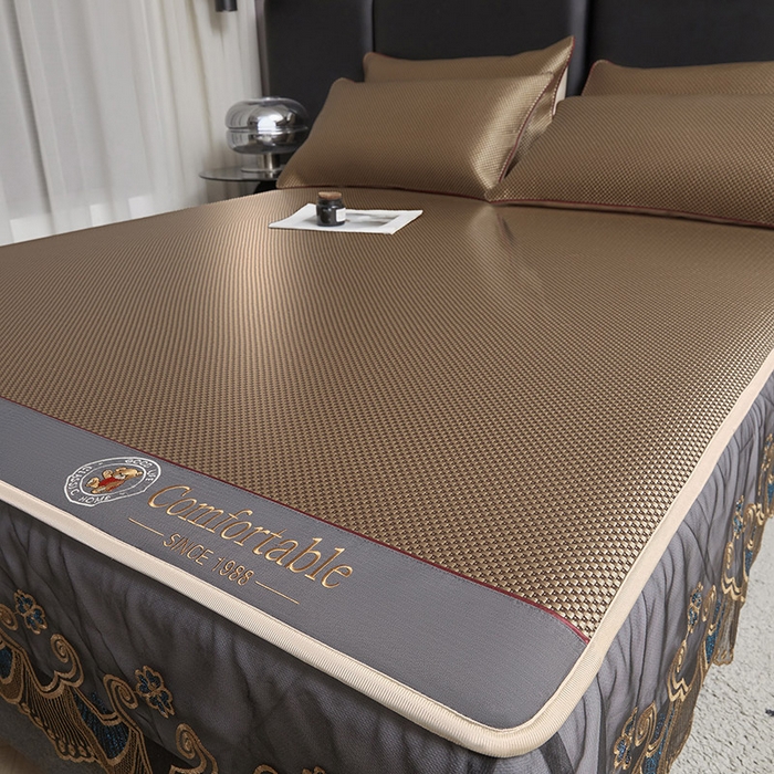 91家纺网 家纺一手货源 找家纺 情恒家纺 2025新款冰藤席床笠款三件套 皇朝 炽金