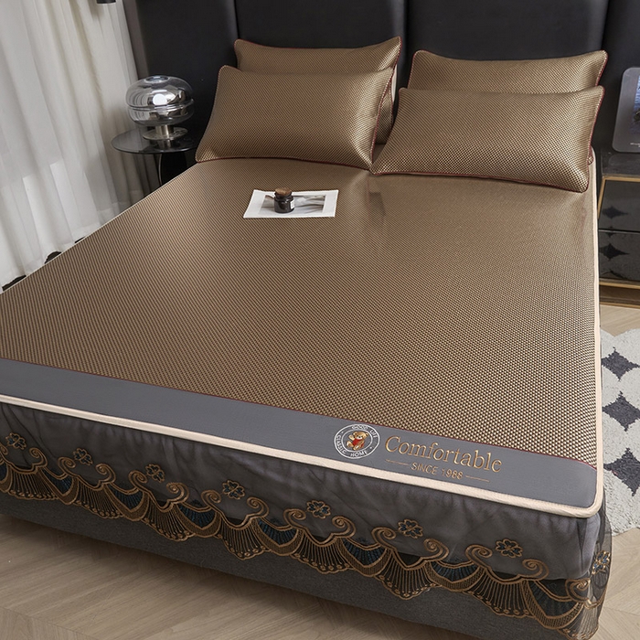 91家纺网 家纺一手货源 找家纺 情恒家纺 2025新款冰藤席床笠款三件套 皇朝 炽金