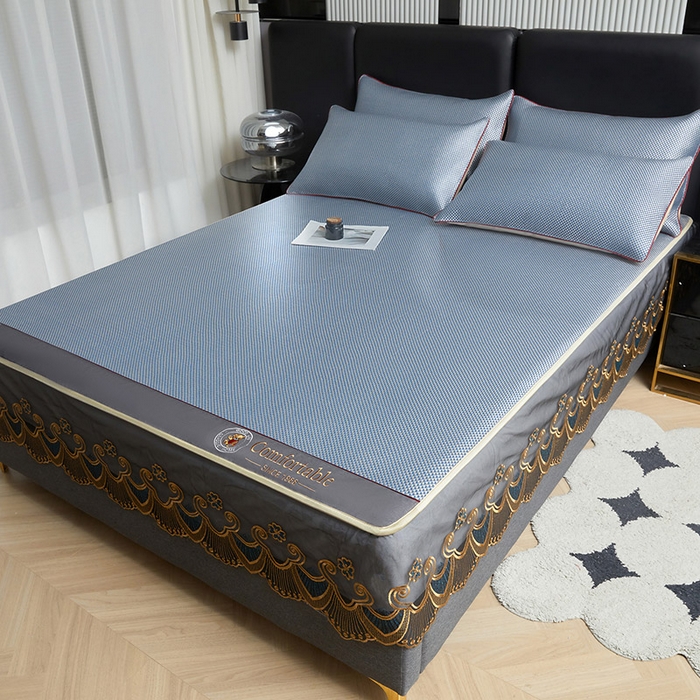 91家纺网 家纺一手货源 找家纺 情恒家纺 2025新款冰藤席床笠款三件套 皇朝 雾蓝