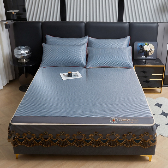 91家纺网 家纺一手货源 找家纺 情恒家纺 2025新款冰藤席床笠款三件套 皇朝 雾蓝