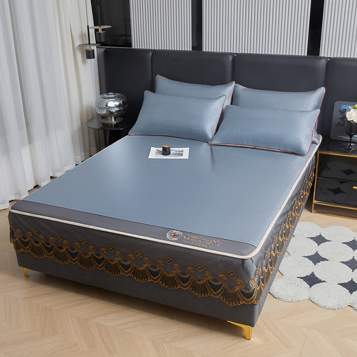 91家纺网 家纺一手货源 找家纺 情恒家纺 2025新款冰藤席床笠款三件套 皇朝 雾蓝