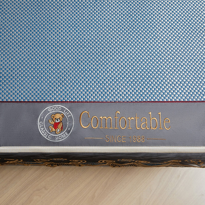 91家纺网 家纺一手货源 找家纺 情恒家纺 2025新款冰藤席床笠款三件套 皇朝 雾蓝