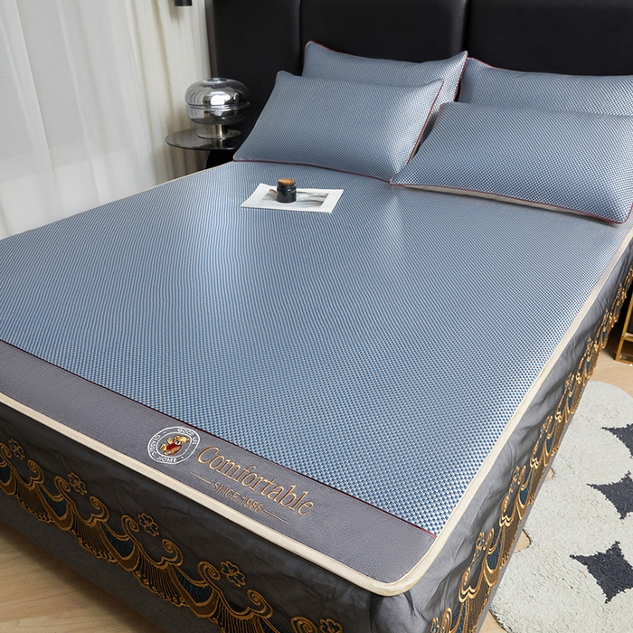 91家纺网 家纺一手货源 找家纺 情恒家纺 2025新款冰藤席床笠款三件套 皇朝 雾蓝