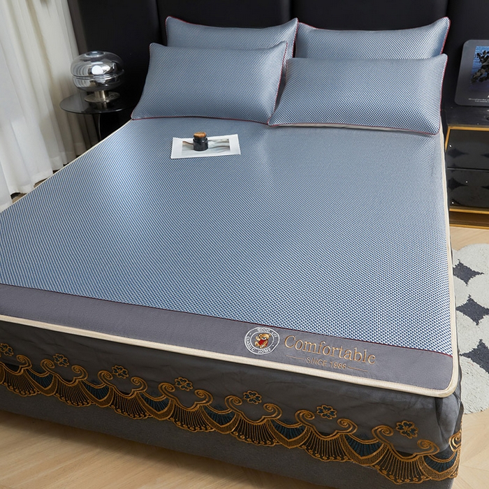 91家纺网 家纺一手货源 找家纺 情恒家纺 2025新款冰藤席床笠款三件套 皇朝 雾蓝