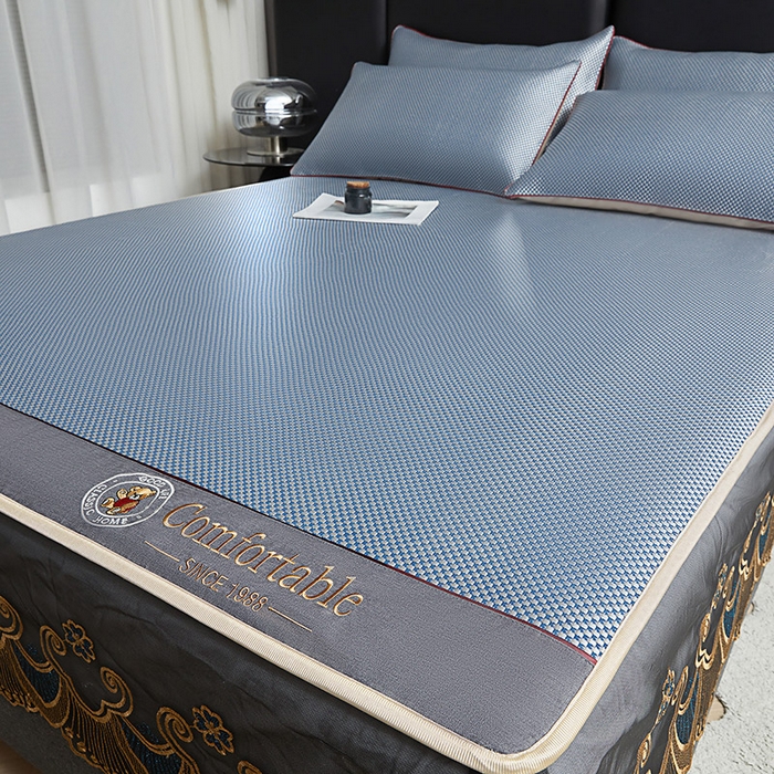 91家纺网 家纺一手货源 找家纺 情恒家纺 2025新款冰藤席床笠款三件套 皇朝 雾蓝