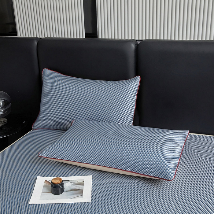 91家纺网 家纺一手货源 找家纺 情恒家纺 2025新款冰藤席床笠款三件套 皇朝 雾蓝