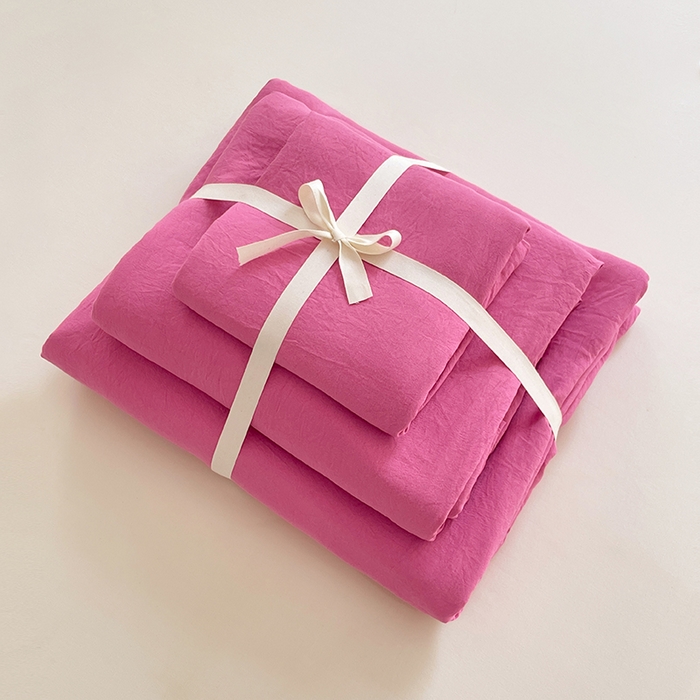 91家纺网 家纺一手货源 找家纺 优尚佳生活馆 2025新款ins风超柔褶皱亲肤磨毛水洗棉四件套纯色系列（风格一） 优尚玫红