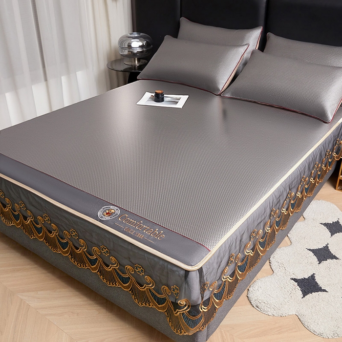 91家纺网 家纺一手货源 找家纺 情恒家纺 2025新款冰藤席床笠款三件套 皇朝 梦灰