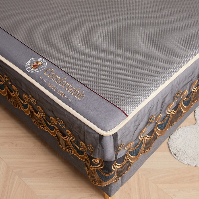 91家纺网 家纺一手货源 找家纺 情恒家纺 2025新款冰藤席床笠款三件套 皇朝 梦灰