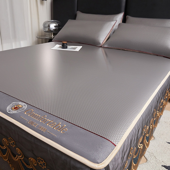 91家纺网 家纺一手货源 找家纺 情恒家纺 2025新款冰藤席床笠款三件套 皇朝 梦灰