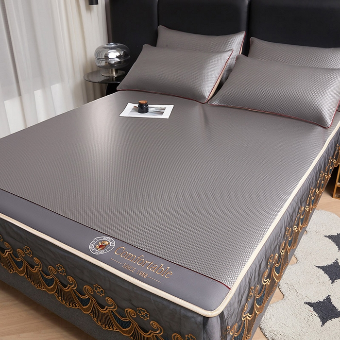 91家纺网 家纺一手货源 找家纺 情恒家纺 2025新款冰藤席床笠款三件套 皇朝 梦灰