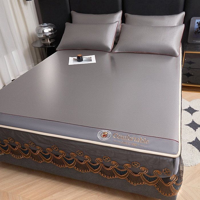 91家纺网 家纺一手货源 找家纺 情恒家纺 2025新款冰藤席床笠款三件套 皇朝 梦灰