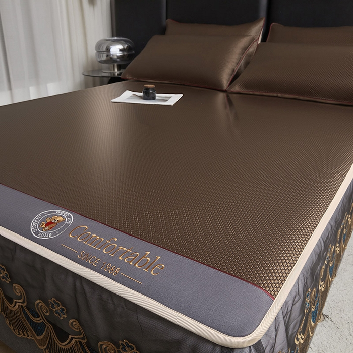 91家纺网 家纺一手货源 找家纺 情恒家纺 2025新款冰藤席床笠款三件套 皇朝 深棕