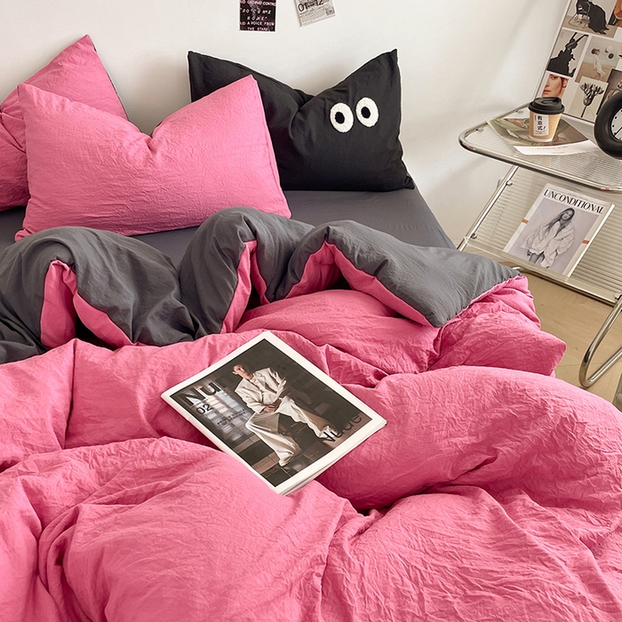 91家纺网 家纺一手货源 找家纺 优尚佳生活馆 2025新款ins风超柔褶皱亲肤磨毛水洗棉四件套双拼系列（风格一） 玫红深灰