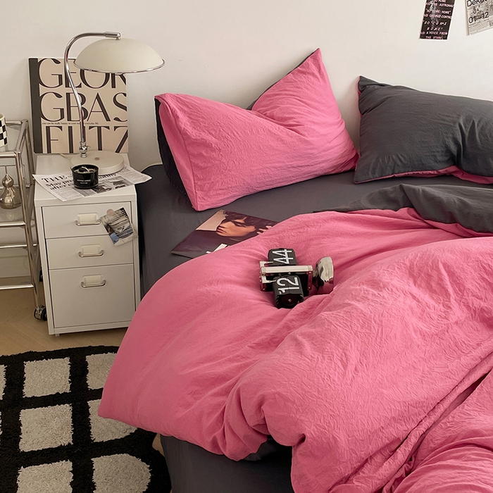 91家纺网 家纺一手货源 找家纺 优尚佳生活馆 2025新款ins风超柔褶皱亲肤磨毛水洗棉四件套双拼系列（风格一） 玫红深灰