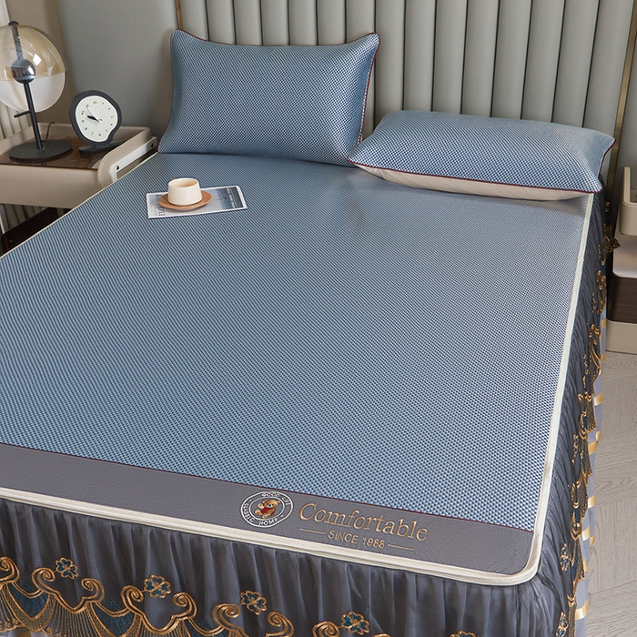 91家纺网 家纺一手货源 找家纺 情恒家纺 2025新款冰藤可拆卸床裙席三件套 皇朝 雾蓝