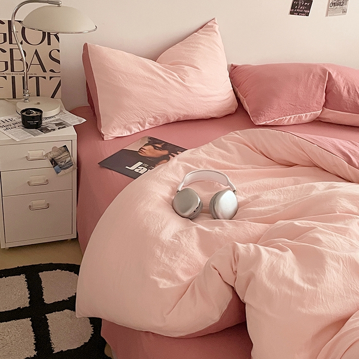 91家纺网 家纺一手货源 找家纺 优尚佳生活馆 2025新款ins风超柔褶皱亲肤磨毛水洗棉四件套双拼系列（风格一） 芭比粉红