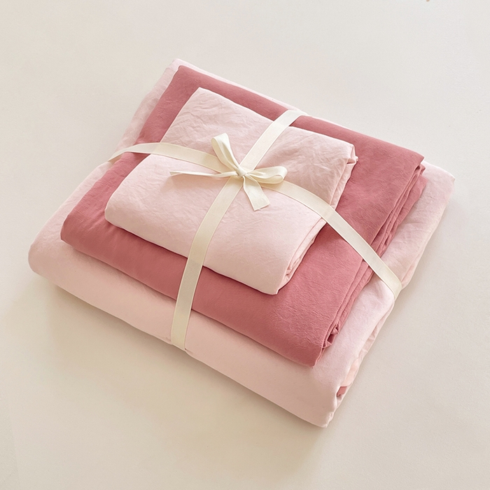 91家纺网 家纺一手货源 找家纺 优尚佳生活馆 2025新款ins风超柔褶皱亲肤磨毛水洗棉四件套双拼系列（风格一） 芭比粉红