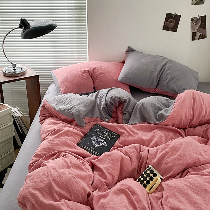 91家纺网 家纺一手货源 找家纺 优尚佳生活馆 2025新款ins风超柔褶皱亲肤磨毛水洗棉四件套双拼系列（风格二） 豆沙浅灰