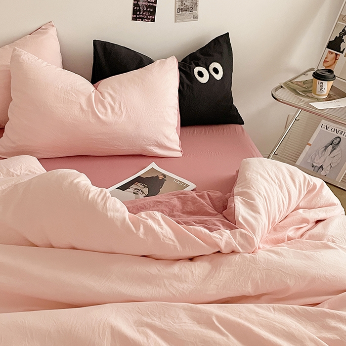 91家纺网 家纺一手货源 找家纺 优尚佳生活馆 2025新款ins风超柔褶皱亲肤磨毛水洗棉四件套双拼系列（风格一） 芭比粉红