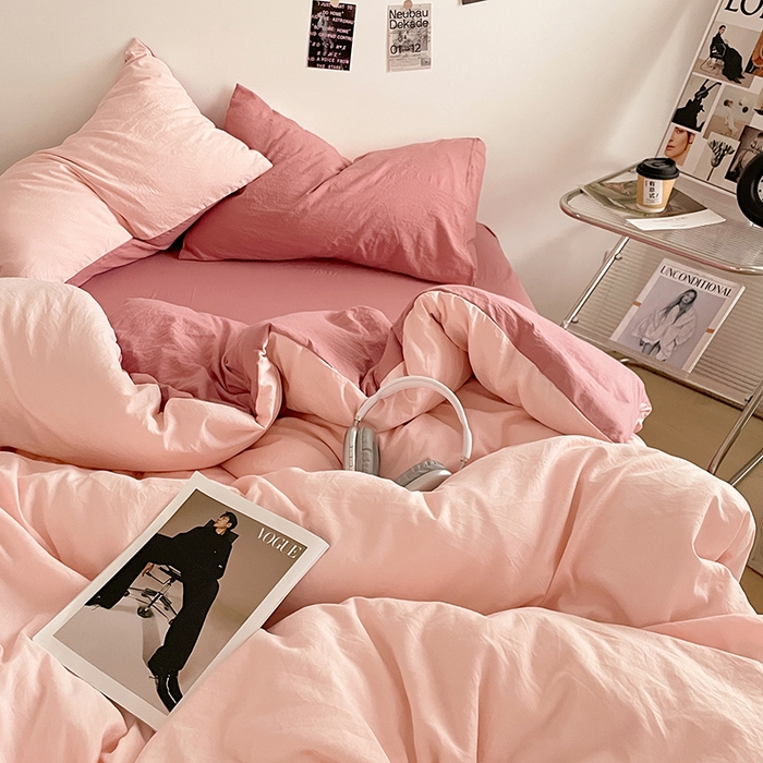 91家纺网 家纺一手货源 找家纺 优尚佳生活馆 2025新款ins风超柔褶皱亲肤磨毛水洗棉四件套双拼系列（风格一） 芭比粉红