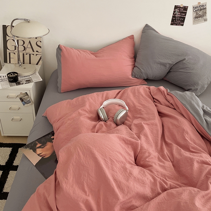 91家纺网 家纺一手货源 找家纺 优尚佳生活馆 2025新款ins风超柔褶皱亲肤磨毛水洗棉四件套双拼系列（风格一） 豆沙浅灰