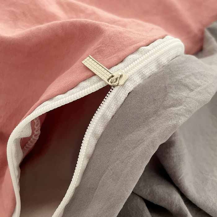 91家纺网 家纺一手货源 找家纺 优尚佳生活馆 2025新款ins风超柔褶皱亲肤磨毛水洗棉四件套双拼系列（风格一） 豆沙浅灰