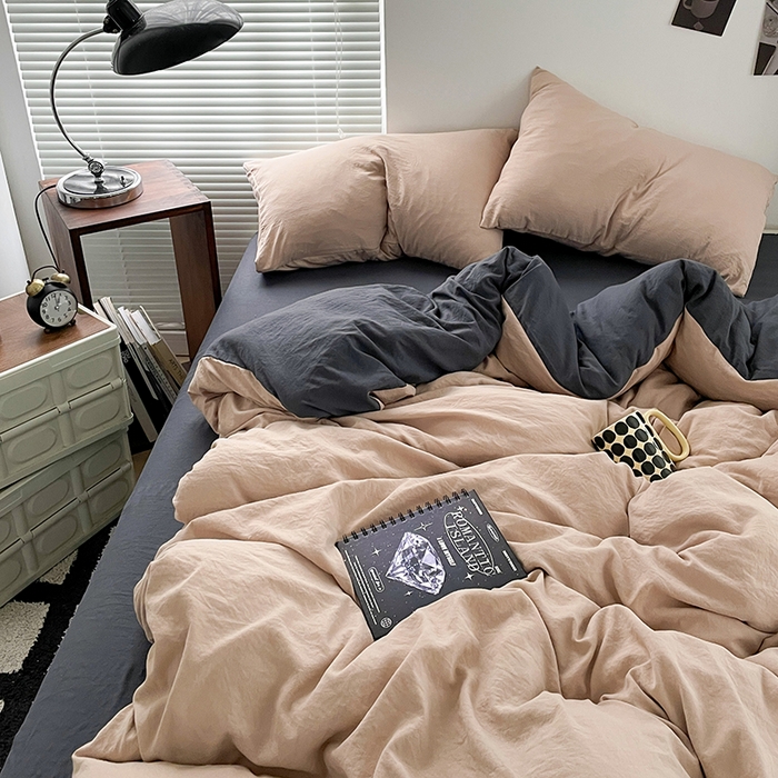 91家纺网 家纺一手货源 找家纺 优尚佳生活馆 2025新款ins风超柔褶皱亲肤磨毛水洗棉四件套双拼系列（风格二） 卡其深灰