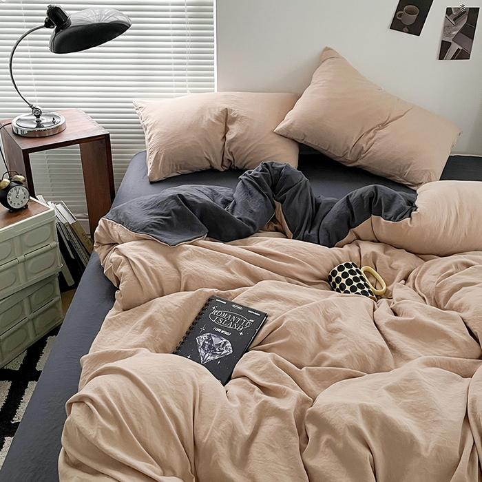 91家纺网 家纺一手货源 找家纺 优尚佳生活馆 2025新款ins风超柔褶皱亲肤磨毛水洗棉四件套双拼系列（风格二） 卡其深灰