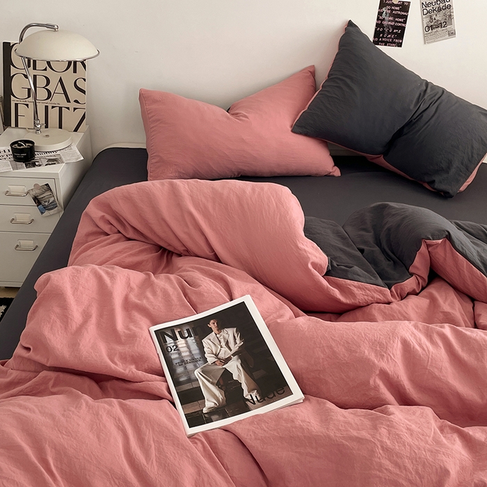 91家纺网 家纺一手货源 找家纺 优尚佳生活馆 2025新款ins风超柔褶皱亲肤磨毛水洗棉四件套双拼系列（风格一） 豆沙深灰