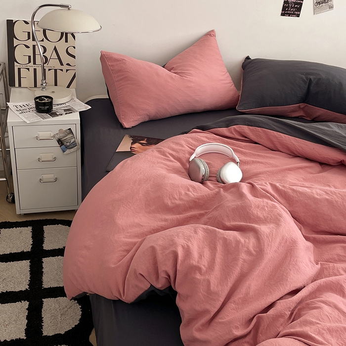 91家纺网 家纺一手货源 找家纺 优尚佳生活馆 2025新款ins风超柔褶皱亲肤磨毛水洗棉四件套双拼系列（风格一） 豆沙深灰