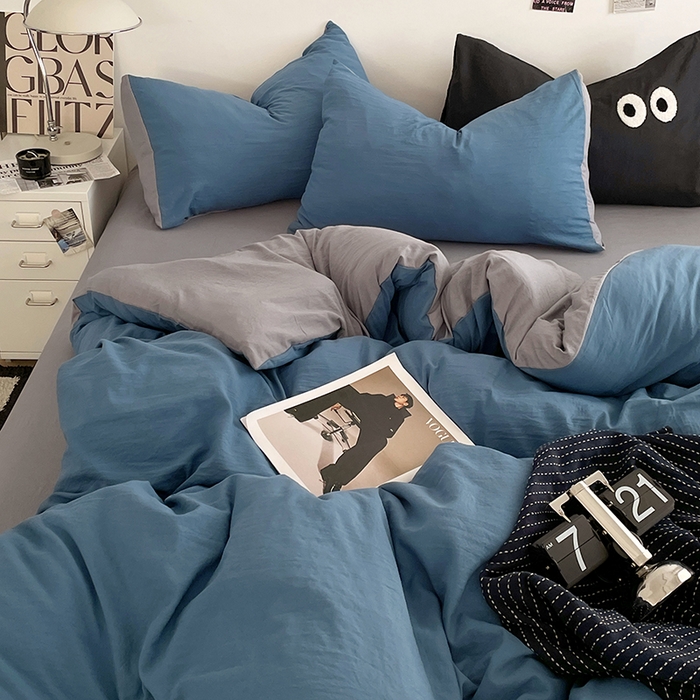 91家纺网 家纺一手货源 找家纺 优尚佳生活馆 2025新款ins风超柔褶皱亲肤磨毛水洗棉四件套双拼系列（风格一） 宝蓝浅灰
