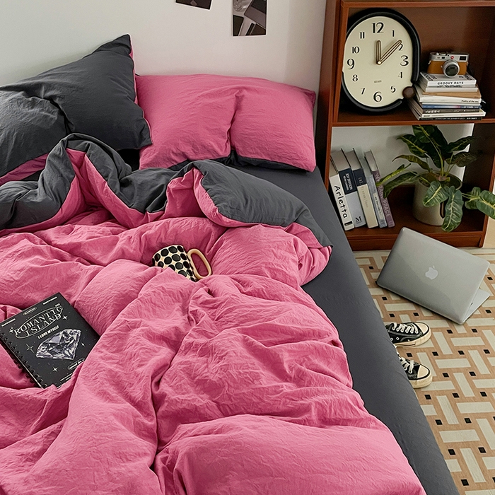 91家纺网 家纺一手货源 找家纺 优尚佳生活馆 2025新款ins风超柔褶皱亲肤磨毛水洗棉四件套双拼系列（风格二） 玫红深灰