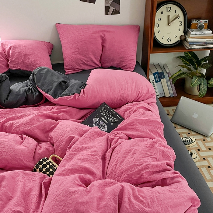 91家纺网 家纺一手货源 找家纺 优尚佳生活馆 2025新款ins风超柔褶皱亲肤磨毛水洗棉四件套双拼系列（风格二） 玫红深灰